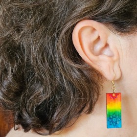 Boucle d'oreille fantaisie femme décor soleil multicolore rectangulaire monture dorée habille le visage