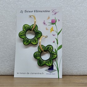 Boucles d'oreille artisanales décor fleur évidée vert sur créole doré, réversible