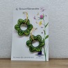 Boucles d'oreille artisanales décor fleur évidée vert sur créole doré, réversible