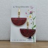 Paire de boucle d'oreille artisanale pour femme au décor médiéval rouge pailleté or, très chic et légère