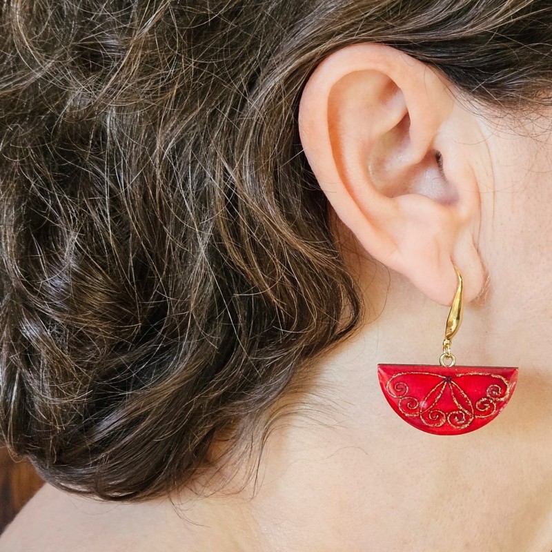 Paire de boucle d'oreille artisanale pour femme au décor médiéval rouge pailleté or, très chic habille bien le visage Paire de boucle d'oreille artisanale pour femme au décor médiéval rouge pailleté or, très chic habille bien le visage