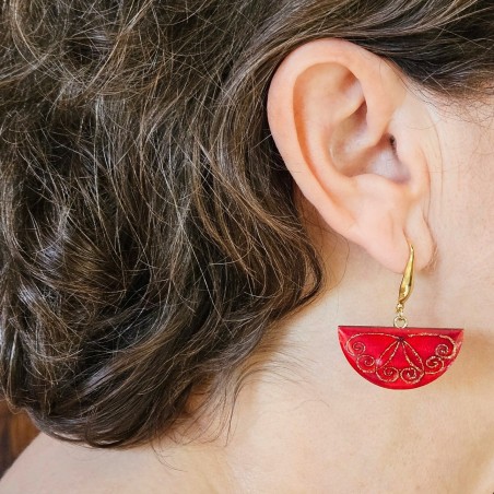Paire de boucle d'oreille artisanale pour femme au décor médiéval rouge pailleté or, très chic habille bien le visage