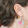 Paire de boucle d'oreille artisanale collection "les pulpeuses" rose et argent fait main monture acier inoxydable
