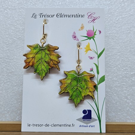 Boucle d'oreille fantaisie feuille d'érable vert mordoré monture dormeuse dorée signée