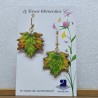 Boucle d'oreille fantaisie feuille d'érable vert mordoré monture dormeuse dorée signée