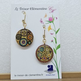 Boucle d'oreille artisanale biface doré à multicolore décor steampunk - engrenages, monture dormeuse inox