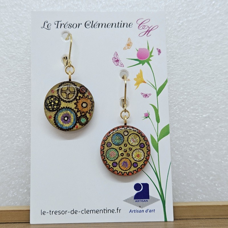 Boucle d'oreille artisanale biface doré à multicolore décor steampunk - engrenages, monture dormeuse inox Boucle d'oreille artisanale biface doré à multicolore décor steampunk - engrenages, monture dormeuse inox