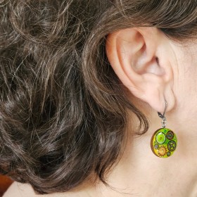 Boucle d'oreille artisanale vert à multicolore steampunk - engrenages, dormeuse inox habille le visage