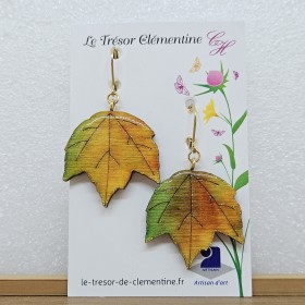 Boucle d'oreille fantaisie feuille d'automne vert mordoré monture dormeuse dorée
