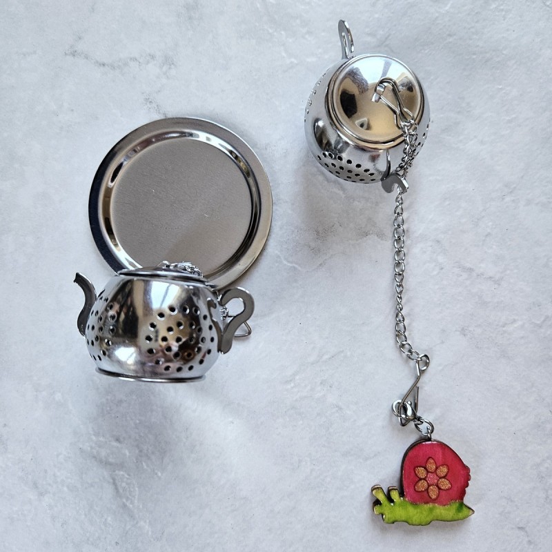Boule à thé tisane forme théière décor escargot rose et vert Boule à thé tisane forme théière décor escargot rose et vert