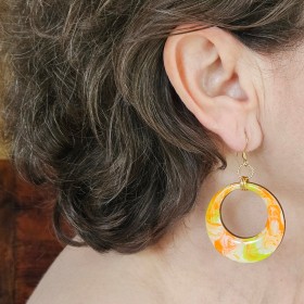 Boucle d'oreille sur dormeuse grande créole acidulée orangé blanc et anis