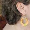 Boucle d'oreille sur dormeuse grande créole acidulée orangé blanc et anis