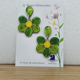 Boucle d'oreille artisanale forme "fleur" sur bouton pétale camaïeu de vert