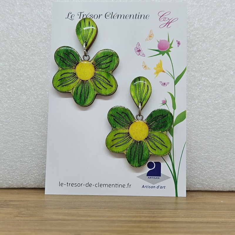 Boucle d'oreille artisanale forme "fleur" sur bouton pétale camaïeu de vert Boucle d'oreille artisanale forme "fleur" sur bouton pétale camaïeu de vert