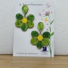Boucle d'oreille artisanale forme "fleur" sur bouton pétale camaïeu de vert