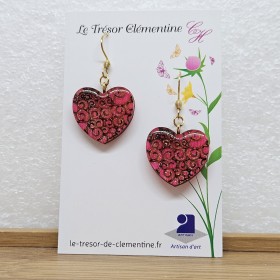 Boucle d'oreille fantaisie coeur baroque rose à volutes monture dorée