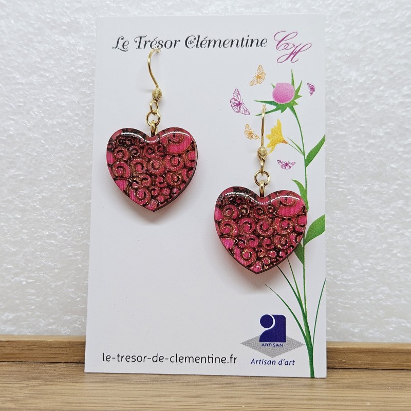 Boucle d'oreille fantaisie coeur baroque rose à volutes monture dorée