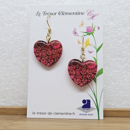 Boucle d'oreille fantaisie coeur baroque rose à volutes monture dorée