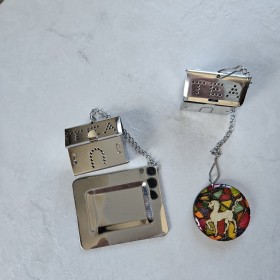 Boule à thé ou tisane forme maison décor bois peint et vitrifié licorne sur vitrail