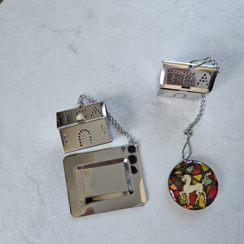 Boule à thé ou tisane forme maison décor bois peint et vitrifié licorne sur vitrail