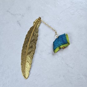 Marque page petit livre ouvert bleu turquoise vert et plume dorée