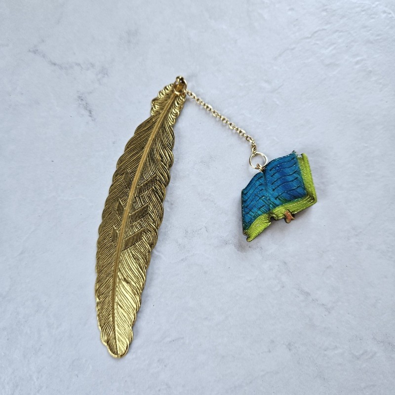 Marque page petit livre ouvert bleu turquoise vert et plume dorée