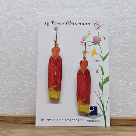 Boucle d'oreille fantaisie long personnage en habit rose et anis fait main monture dormeuse dorée acier inoxydable