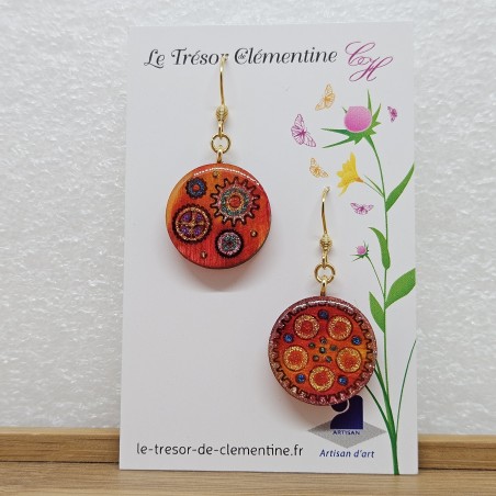 Boucle d'oreille artisanale dissociée ton rouge à feu et multicolore décor steampunk - engrenages, monture dormeuse inox