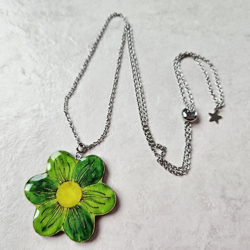 Collier artisanal pendentif fleur camaïeu de vert chaîne réglable fait main