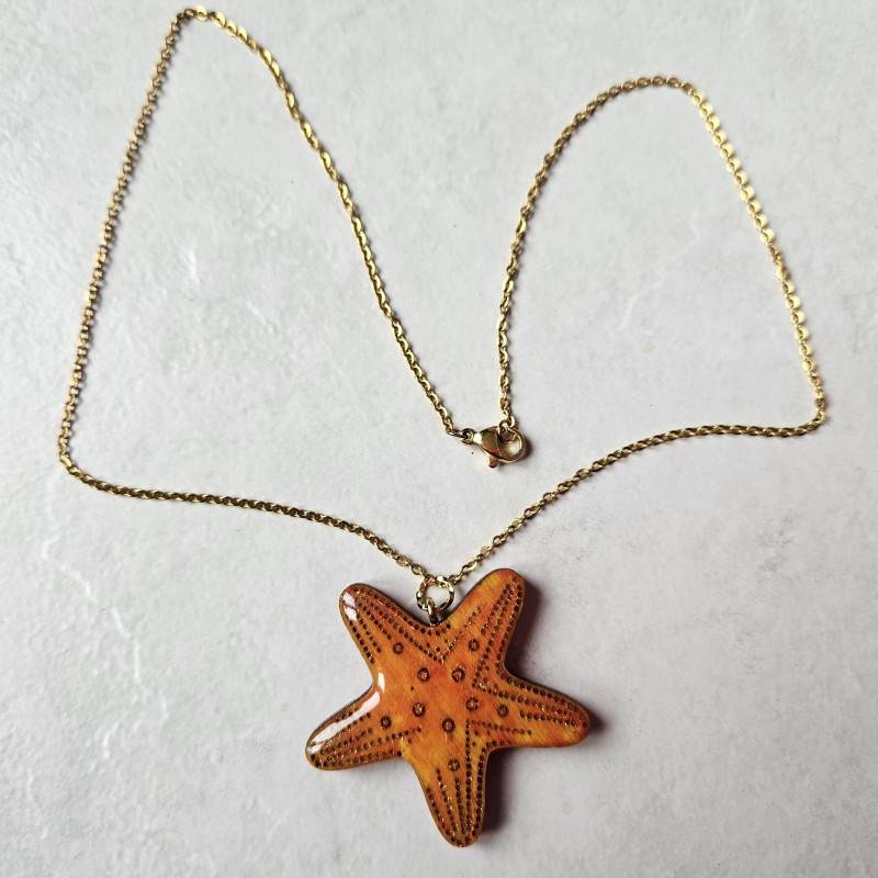 Collier étoile de mer orange à ton feux sur chaîne dorée fabrication artisanale fait main léger