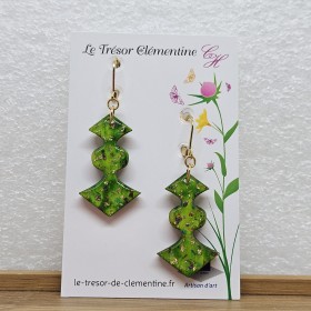 Boucle d'oreille artisanale pendante chic, forme originale vert anis et pailleté or fait main sur dormeuse
