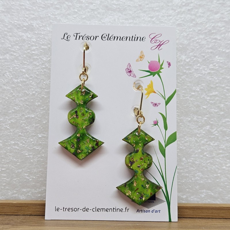 Boucle d'oreille artisanale pendante chic, forme originale vert anis et pailleté or fait main sur dormeuse
