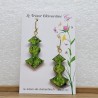 Boucle d'oreille artisanale pendante chic, forme originale vert anis et pailleté or fait main sur dormeuse