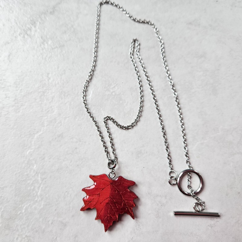 Collier artisanal avec feuille d'érable rouge, pendentif sur chaîne acier inoxydable argent fermeture toogle