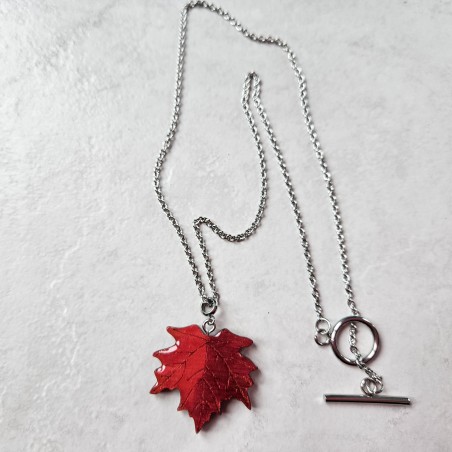 Collier artisanal avec feuille d'érable rouge, pendentif sur chaîne acier inoxydable argent fermeture toogle