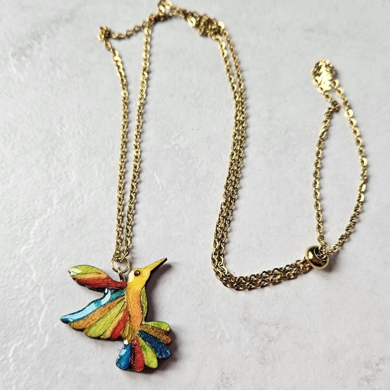 Collier sautoir artisanal pendentif de forme colibri multicolore et chaîne réglable dorée en acier inoxydable