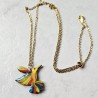 Collier sautoir artisanal pendentif de forme colibri multicolore et chaîne réglable dorée en acier inoxydable