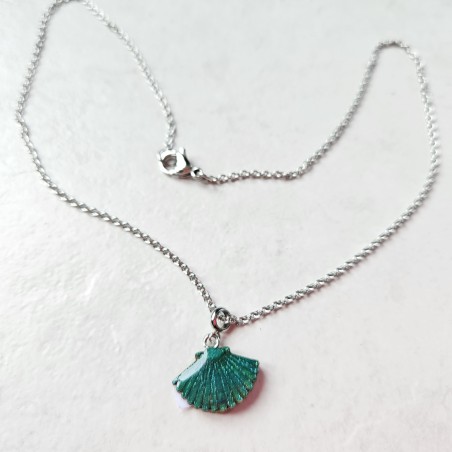 Collier artisanal, petite coquille Saint Jacques en pendentif monté chaîne acier inoxydable argent fermeture mousqueton