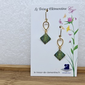 Boucle d'oreille pendante fantaisie vert amande et doré biface upcycling