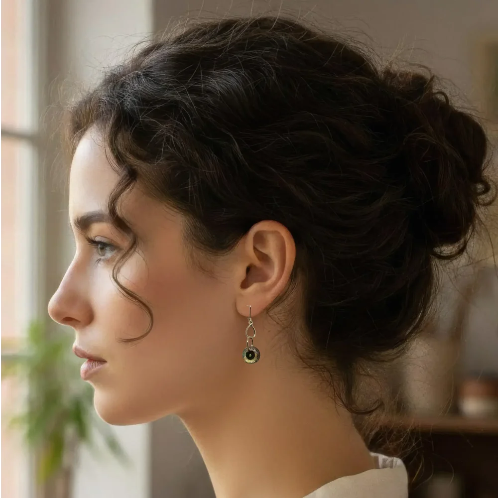 Boucle d'oreille artisanale asymétrique et biface métallisé doré et orangé doré droite