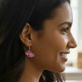 Boucles d'oreilles Coccinelle rose Craquez pour ce modèle unique qui rend hommage à la plus mythique des voitures anciennes