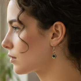 Boucle d'oreille artisanale asymétrique et biface métallisé doré et orangé doré droite