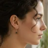 Boucle d'oreille artisanale asymétrique et biface métallisé doré et orangé doré coté oreille gauche