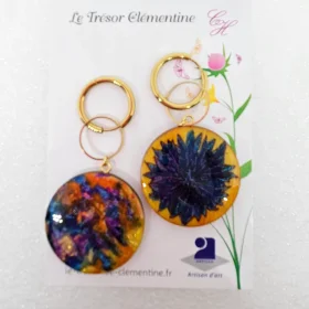 Réalisées avec deux faces distinctes, ces boucles d'oreilles asymétriques dévoilent leurs nuances de couleurs.