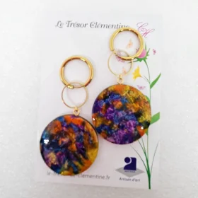 Boucles d'oreilles artisanales biface asymétrique fleuries, décor Bleuets stylisés - monture créole acier inoxydable fait main