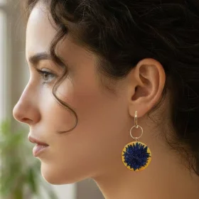 Lumineuses boucles d'oreilles asymétriques aux iris stylisés bi-face, monture créole en acier inoxydable