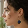 Lumineuses boucles d'oreilles asymétriques aux iris stylisés bi-face, monture créole en acier inoxydable