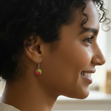 Boucle d'oreille fantaisie décor yin et yan couleurs vives fait main sur monture acier inoxydable très légères