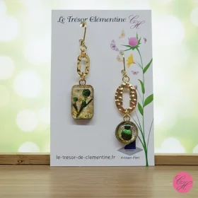 Boucle d'oreille artisanale, une face ornée d'un véritable fragment d'élytre de hanneton vert irisé