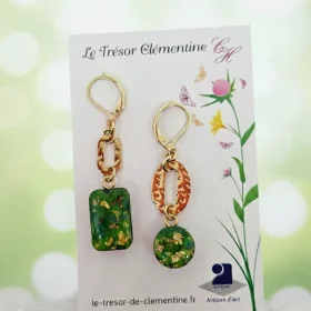 Boucle d'oreille originale, une face ornée d'un vert et métallisé, peint à la main, poids plume